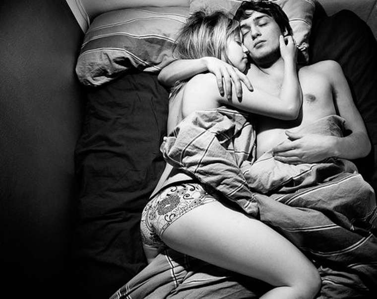 Две лесбиянки устроили оральные шалости на кровати - порно фото