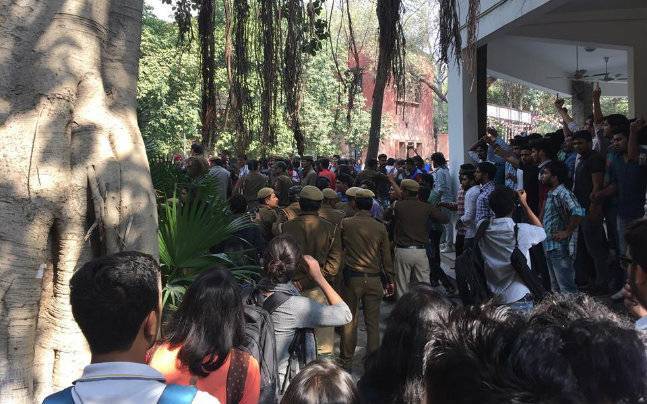 Violent Protests Taking Place Outside Ramjas College