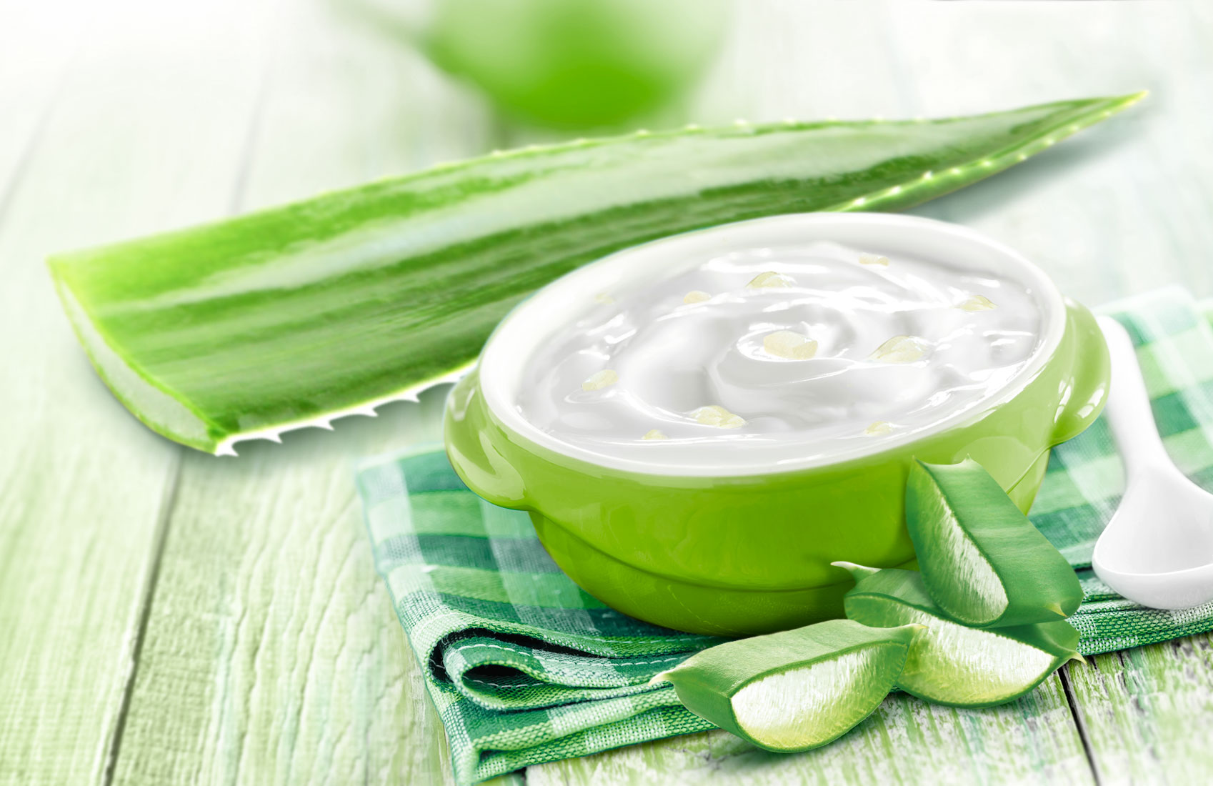 Маски алоэ применение. Aloe Vera. Aloe Vera Mask. Маска из алоэ.