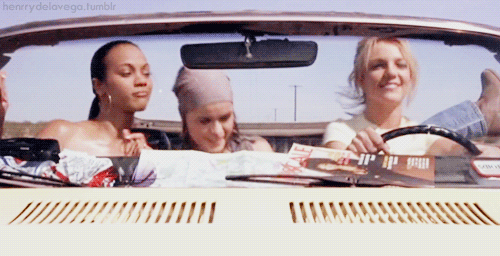 გოგოები უსმენენ მუსიკას მანქანაში