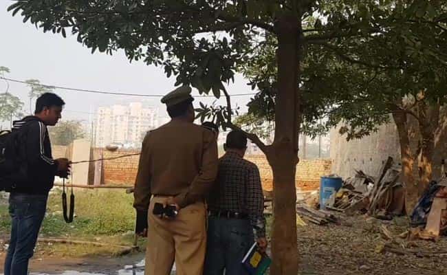 Shocking Two Sisters Found Hanging From Tree In Noida (4)