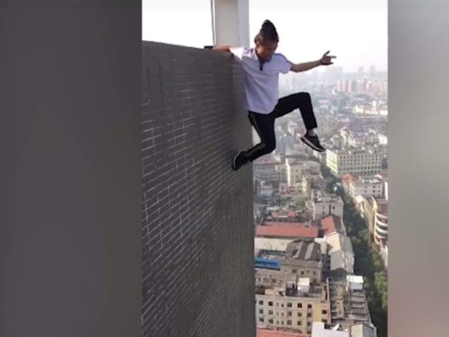 Wu Yongning, A Chinese Climber Died While Filming His Skyscraper Stunt!