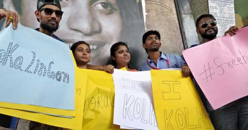 Kolkata Youngsters Protest Against The Recent Metro Moral Policing Case