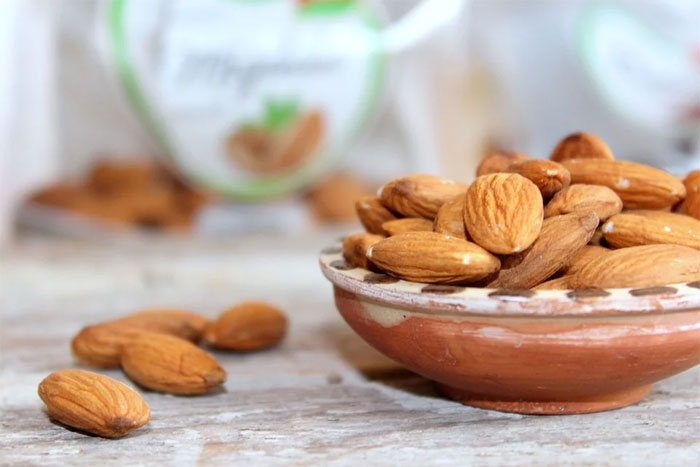 Beneits of eating almonds