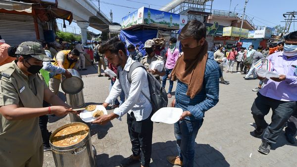 food to migrants during the Coronavirus crisis