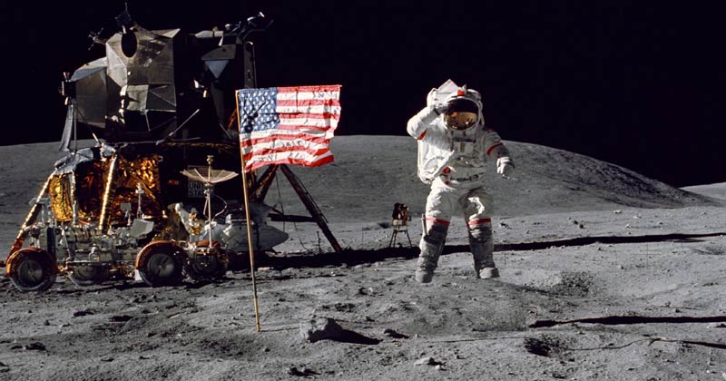 How did the Apollo mission fly to the moon