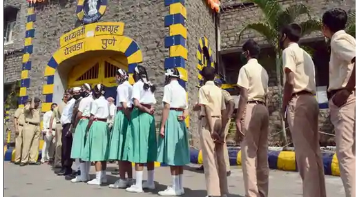 School Students Standing Outside One of Maharashtra's Jail | Maharashtra Jail tourism